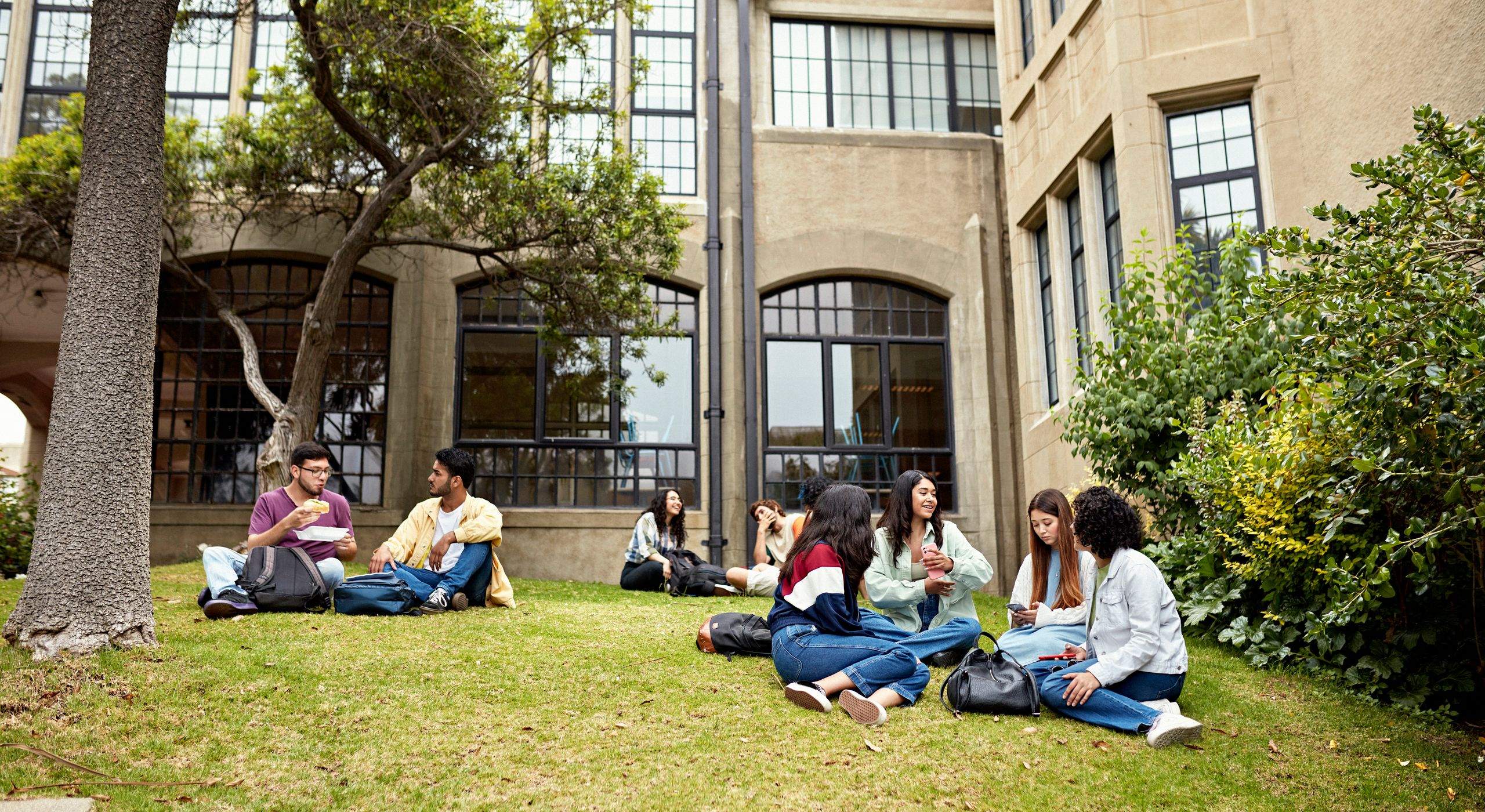 Institut supérieur européen de formation par l’action — Vie étudiante
